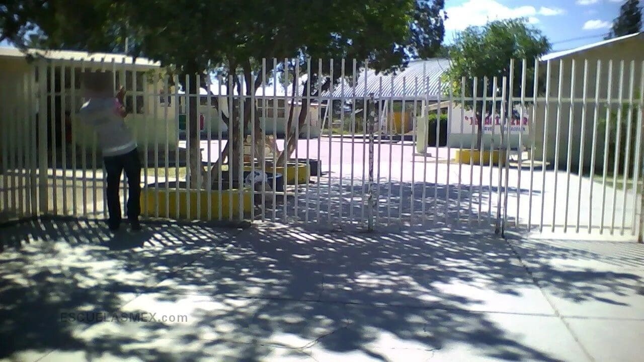 Varias escuelas de Chihuahua cerraron este jueves sin previo aviso por los festejos del Día del Maestro, generando confusión entre padres de familia. Las clases se reanudarán el lunes 18 de mayo.
