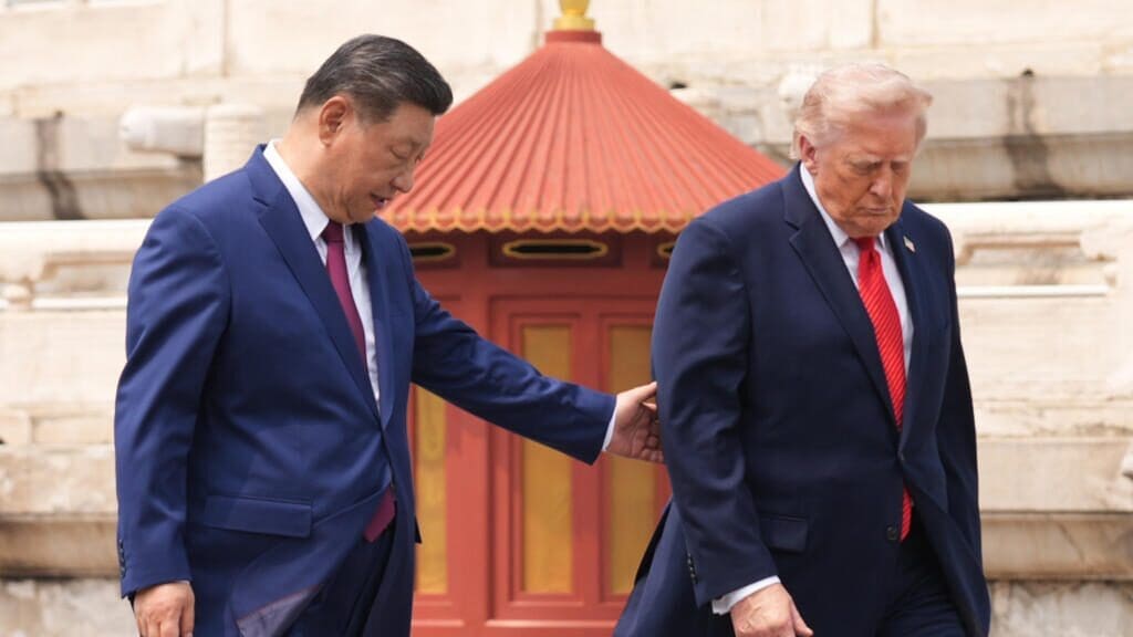 Xi Jinping advirtió a Trump sobre el riesgo de conflicto entre China y EU si Taiwán no se maneja correctamente, mientras el mandatario estadounidense respondió con optimismo y elogios en la cumbre celebrada en el Gran Salón del Pueblo de Pekín.
