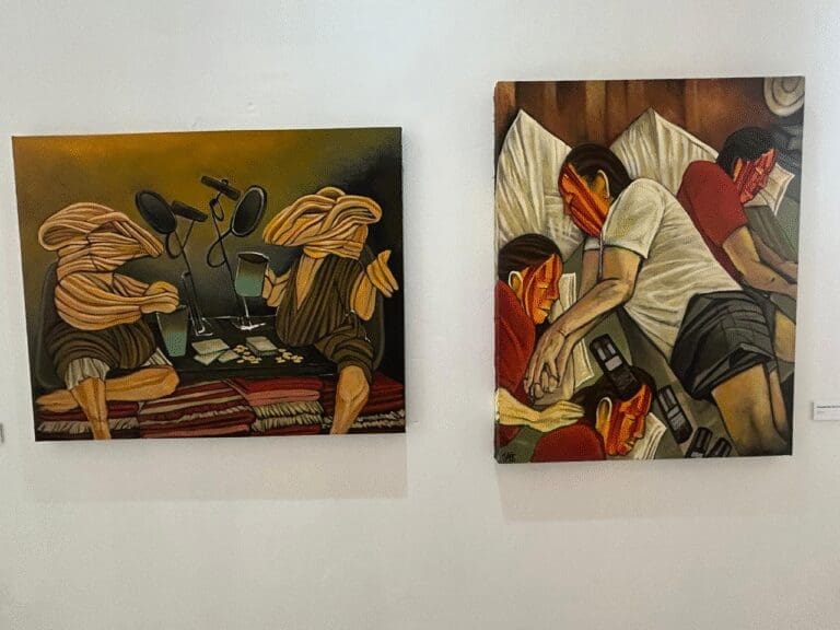 La exposición Una adaptación para la realidad de José Gallegos Acosta y José Arturo Hinojos se presenta con entrada gratuita en el Centro de Desarrollo Cultural de Chihuahua, abordando crítica social con ironía, exageración y deformación visual.
