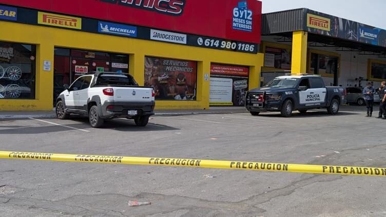 Un adulto mayor de aproximadamente 60 años llegó con impactos de bala en el pecho y abdomen a la clínica 44 del Tecnológico en Chihuahua. Fue atacado en la colonia Revolución mientras trabajaba y trasladado al Hospital Morelos.
