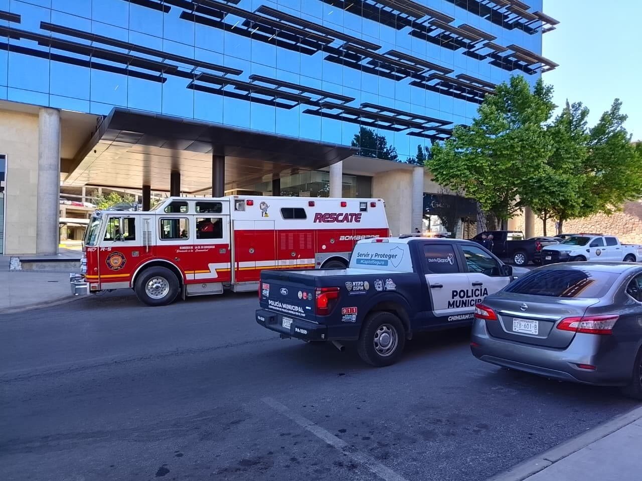Un conato de incendio en el décimo piso del edificio corporativo Vetro en la plaza D1 de Chihuahua provocó la evacuación de cerca de 300 personas. Bomberos y Policía Municipal acudieron al lugar y controlaron la situación.
