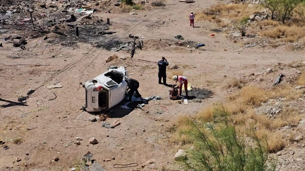 Una mujer conductora cayó a un barranco de ocho metros en la carretera Chihuahua-Aldama tras aparentemente sentirse mal al volante. Paramédicos de la Cruz Roja la atendieron y fue trasladada a un hospital.
