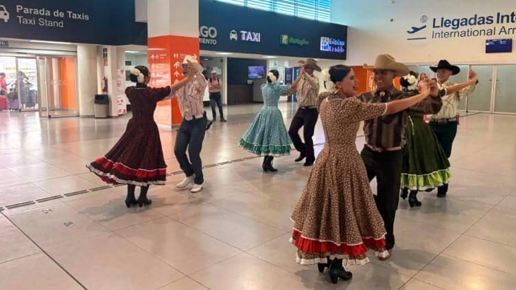 Estudiantes de la Compañía de Danza del CBTis 122 presentaron polkas y bailes tradicionales en el Aeropuerto Internacional de Chihuahua, en una colaboración entre el Instituto de Cultura del Municipio y OMA para promover el folclor regional.
