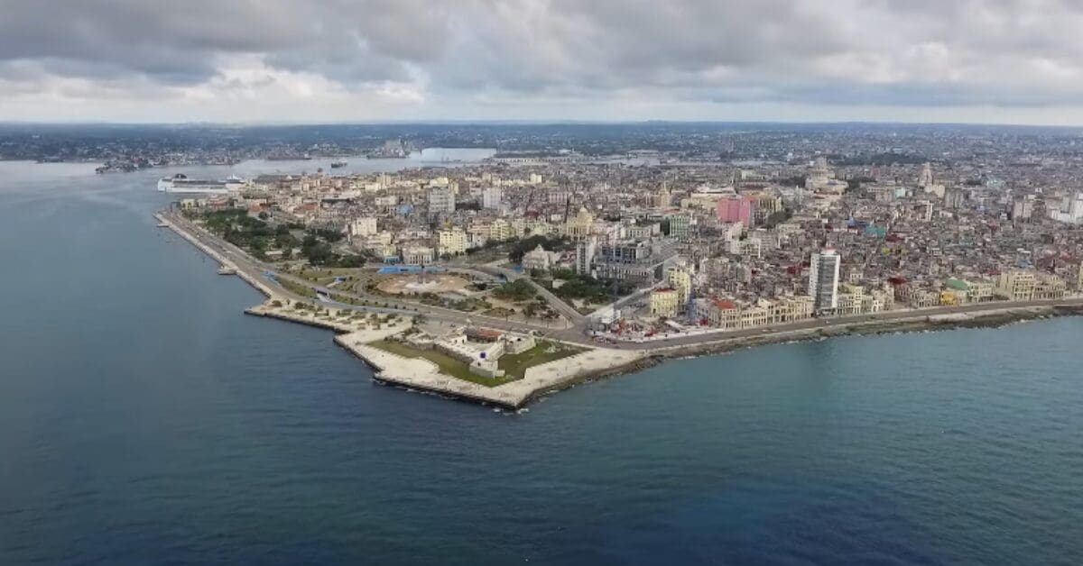 México envió su quinto cargamento de ayuda humanitaria a Cuba en el buque Asian Katra. La isla enfrenta apagones de hasta 20 horas por el bloqueo petrolero de EU y ya no tiene diésel para sus generadores eléctricos.
