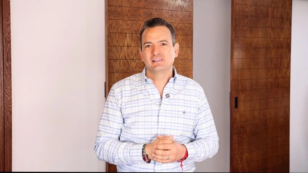 El alcalde Marco Bonilla respondió a la marcha de Morena en Chihuahua calificándola de desconectada de la realidad del estado, reafirmó su respaldo a Maru Campos y aseguró que Chihuahua no se dobla ni se entrega ante agendas externas.
