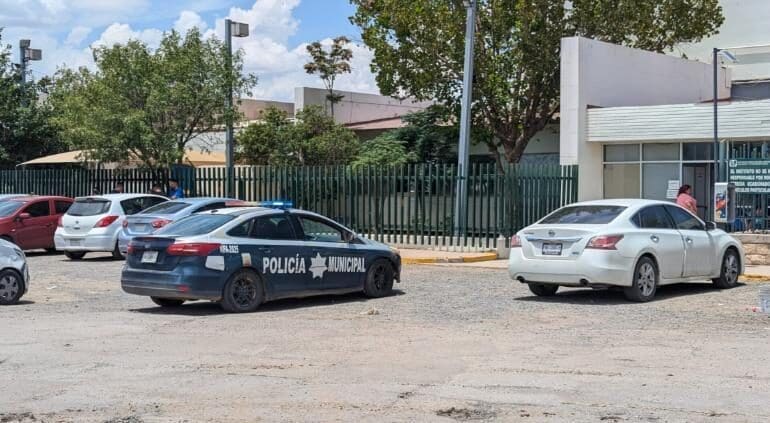 Un hombre de 54 años fue atacado con arma punzocortante por dos sujetos en la colonia El Mimbre, al sur de Chihuahua. Resultó con una herida de siete centímetros en el hombro y fue trasladado a la clínica de Ávalos para recibir atención médica.
