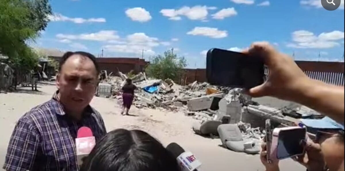 Al menos cuatro viviendas irregulares en Puerto Anapra, Ciudad Juárez, fueron demolidas a petición de la Sedena para permitir patrullaje junto al muro fronterizo. Las familias afectadas no recibieron notificación previa y esperan ser reubicadas.
