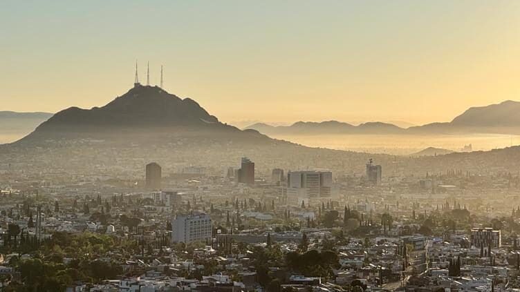 El Frente Frío 48 deja un domingo fresco en Chihuahua con mínima de 13°C y máxima de 28°C, cielo soleado al mediodía y sin lluvia en los próximos 10 días. Consulta el pronóstico completo del SMN aquí.
