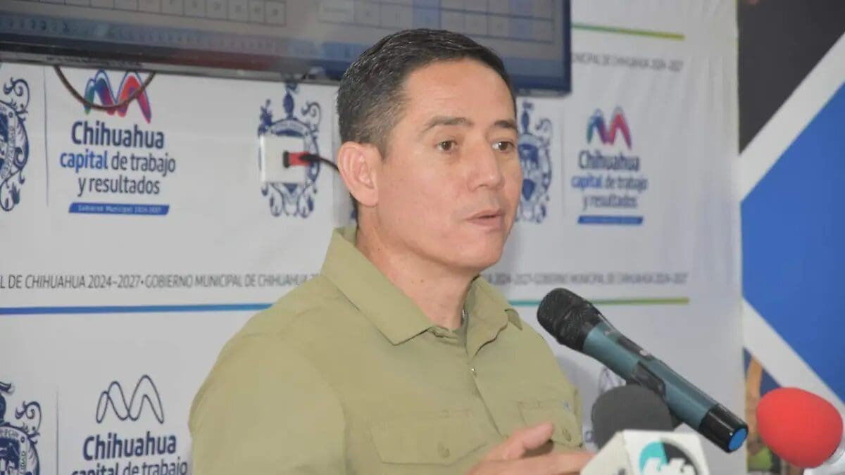 El director de la DSPM reportó 13 homicidios en Chihuahua en lo que va de mayo, todos con arma de fuego y vinculados al narcomenudeo. Hay dos detenidos y 13 carpetas abiertas. También alerta por robo a vehículos en moto.

