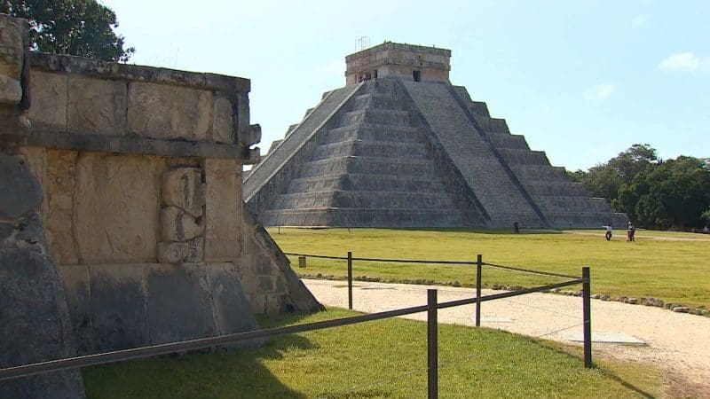 El INAH cerró Chichén Itzá como medida preventiva mientras artesanos mayas de Pisté negociaban su reubicación. La comunidad acusó de traición al gobierno de Yucatán y convocó una asamblea para definir sus próximas acciones.
