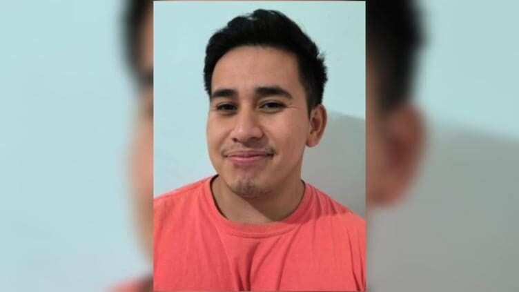 La Fiscalía de Chihuahua busca a José Ángel Torres Gómez, joven de 26 años desaparecido desde el 9 de mayo en la colonia Sector Bolívar. Vestía playera azul marino, tenis rojos y cargaba mochila negra con amarillo. Información al 911 o 089.
