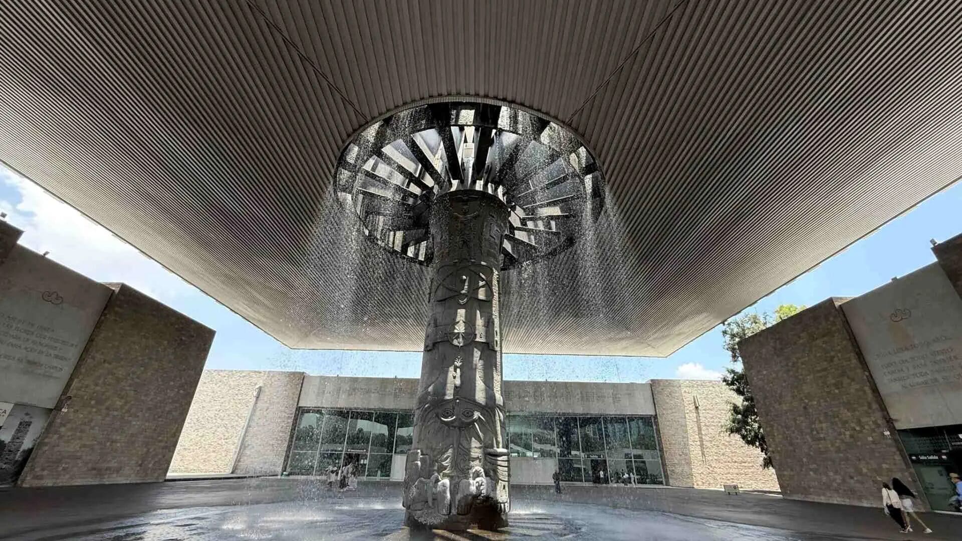 Un trabajador del Museo Nacional de Antropología murió este 20 de mayo tras caer durante labores de poda en los jardines internos. El INAH activó protocolos de seguridad y confirmó que acompañará a la familia del empleado fallecido.

