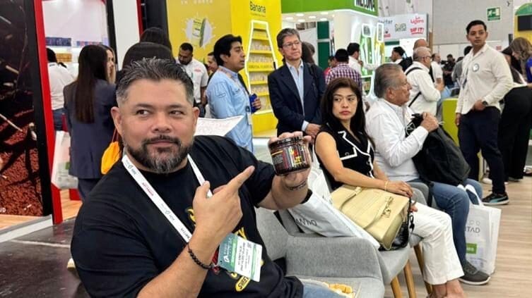 Trece empresas chihuahuenses participaron en la Expo ANTAD 2026 en Guadalajara para ampliar su presencia en mercados nacionales e internacionales. Entre ellas: Quesos Sierra Verde, Hot Honey Salsa, Frijol El Campero y Salsas Orientales de Chihuahua.
