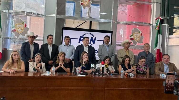 Legisladores panistas encabezados por Daniela Álvarez expresaron su respaldo a Maru Campos tras la marcha de Morena del sábado. El diputado Saúl Mireles afirmó: "Estamos con Maru hasta las últimas consecuencias."
