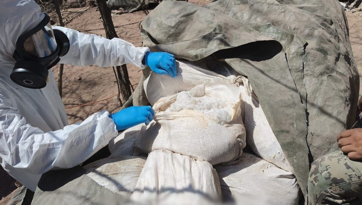 Autoridades federales desmantelaron tres narcolaboratorios en Sinaloa y decomisaron más de cuatro toneladas de metanfetamina.