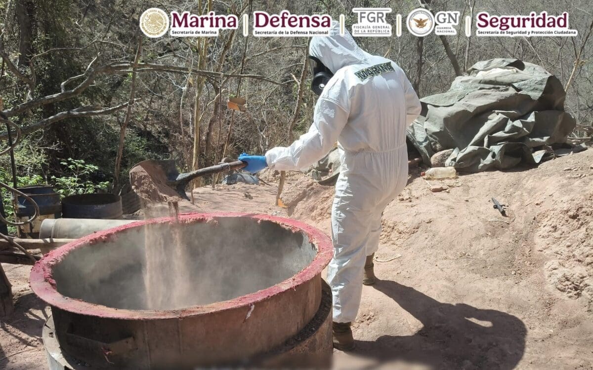 Autoridades federales desmantelaron tres narcolaboratorios en Sinaloa y decomisaron más de cuatro toneladas de metanfetamina.