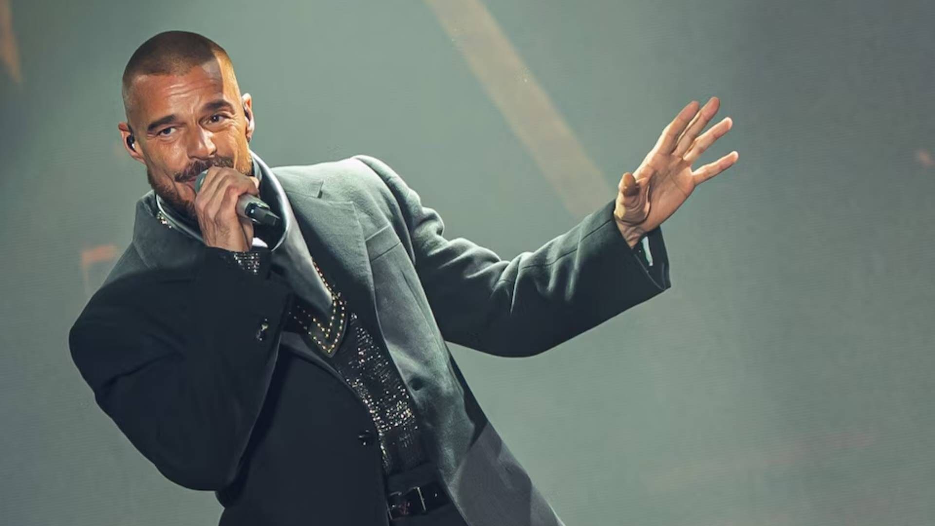 Ricky Martin sufrió un incidente con gas lacrimógeno durante su concierto en Montenegro, aunque retomó el espectáculo y continuará su gira europea sin cambios.