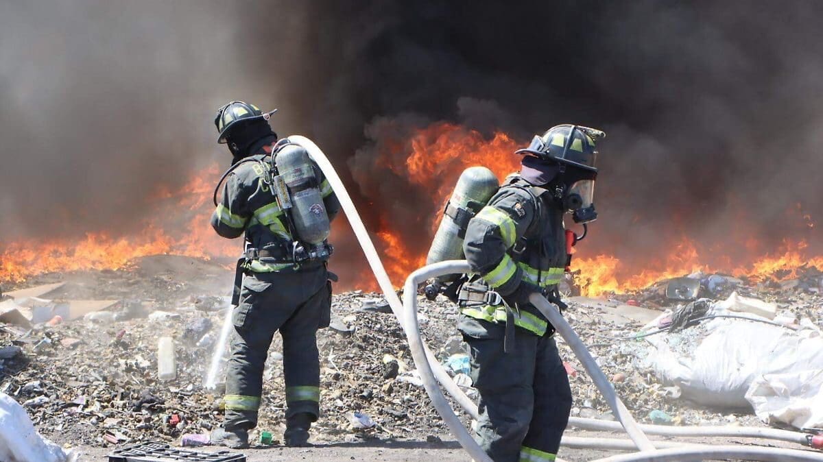 Un fuerte incendio en una planta recicladora de la colonia Valle de Chihuahua movilizó a los bomberos tras generar una inmensa columna de humo negro.