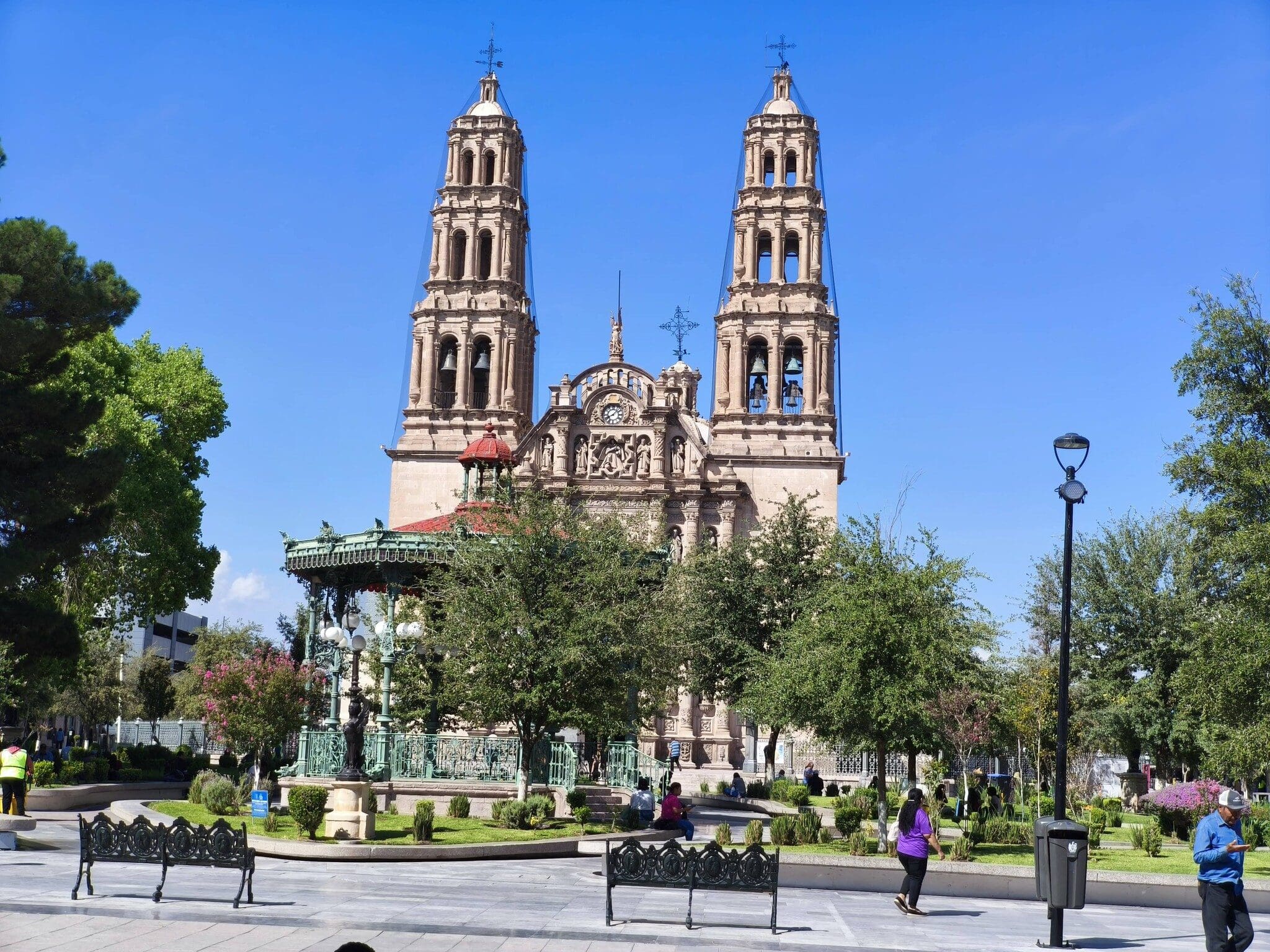 Protección Civil pronostica temperaturas máximas de hasta 34°C en Chihuahua capital del 25 al 29 de mayo, con rachas de viento de hasta 45 km/h y posibilidad de lluvia el jueves y viernes. Emite recomendaciones para cuidar la salud.
