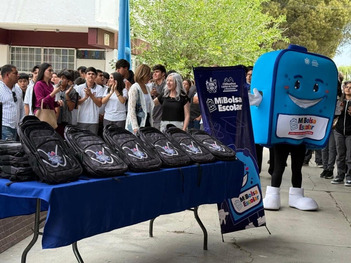 El alcalde Marco Bonilla entrega útiles del programa "Mi bolsa escolar" 2026 a estudiantes de preparatoria en el plantel del CBTis 122.