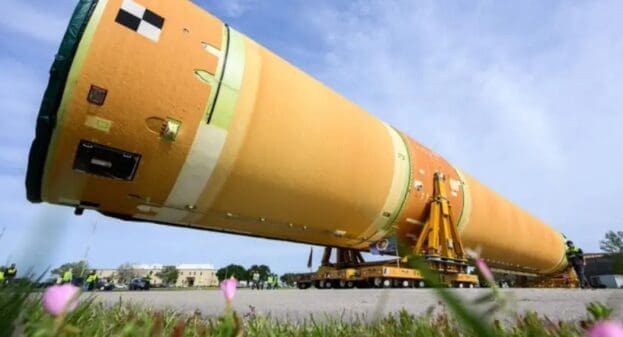 La NASA inició el ensamblaje del cohete SLS para Artemis III, misión prevista para 2027 que probará encuentros orbitales entre Orión, Starship y Blue Moon antes del alunizaje tripulado de 2028. Conoce todos los detalles aquí.
