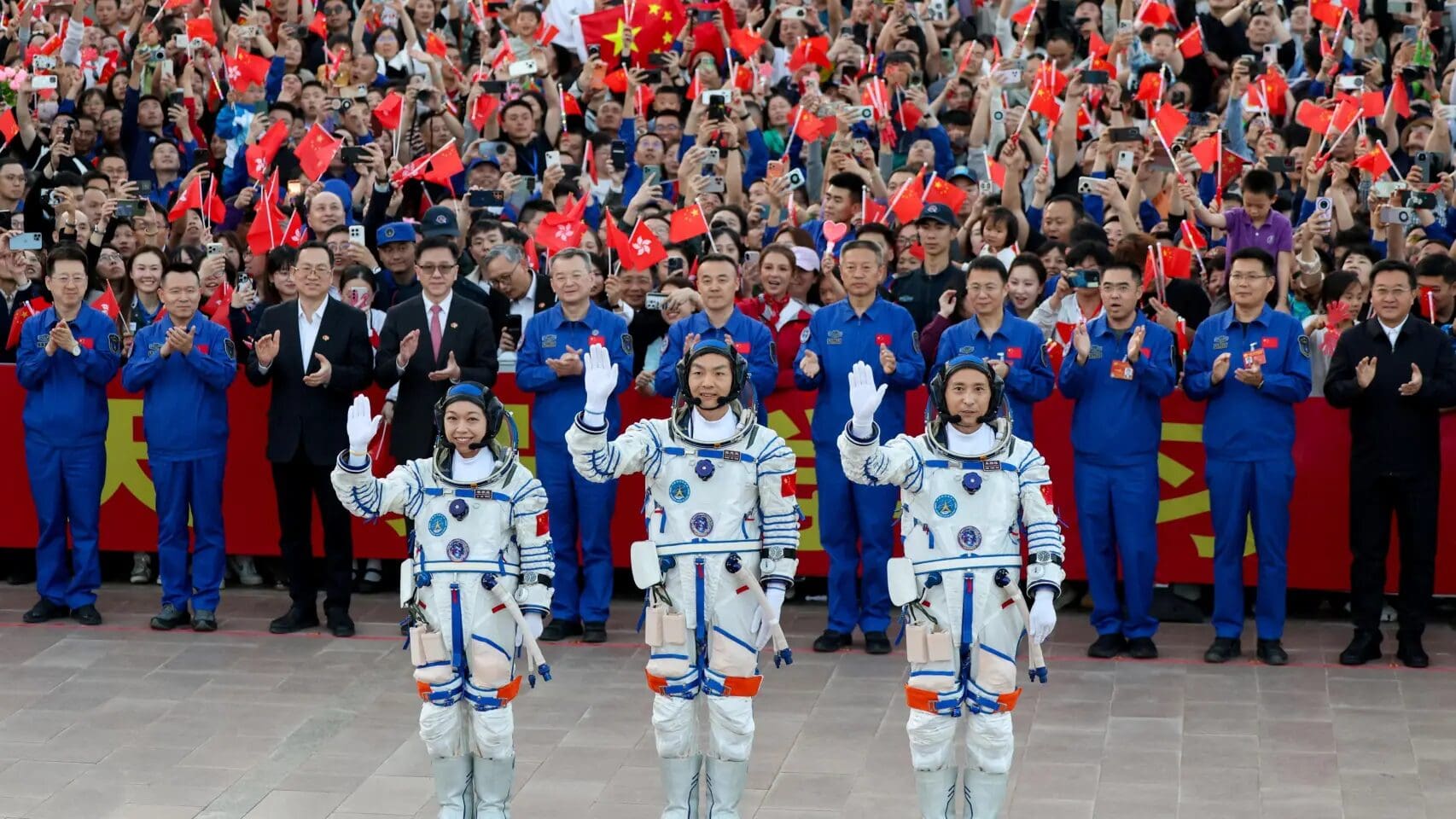 China completó el lanzamiento de la nave Shenzhou 23 con tres astronautas que realizarán estudios científicos en la estación espacial Tiangong.