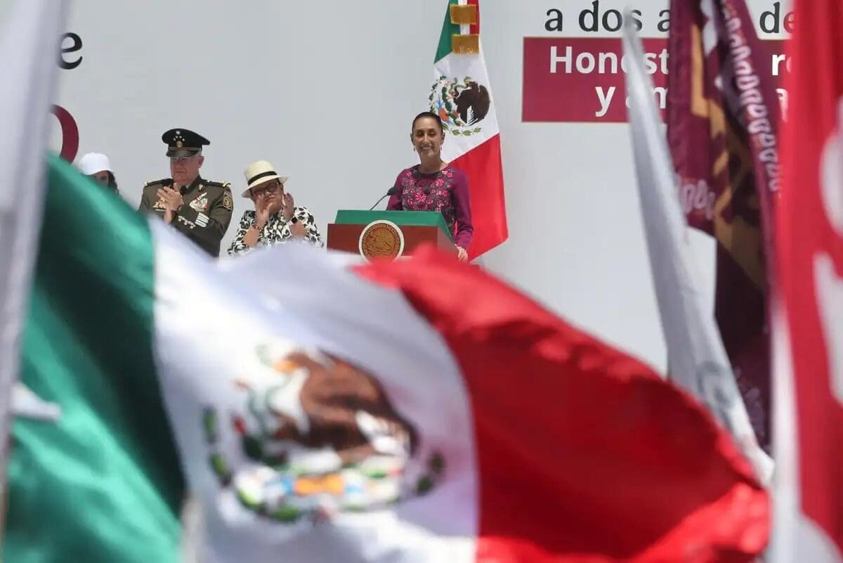 Claudia Sheinbaum exhibe el uso de robots y redes sociales para desestabilizar el gobierno.