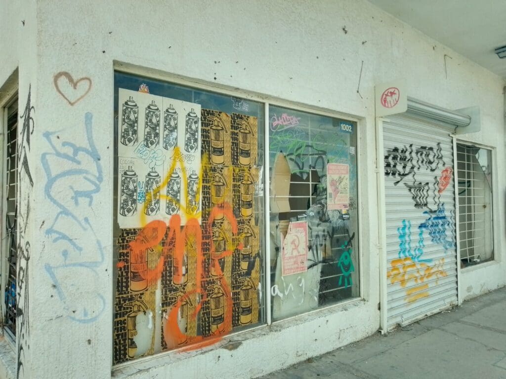 Locatarios del centro histórico de Chihuahua se organizan y juntan firmas para exigir mayor seguridad ante robos en comercios.