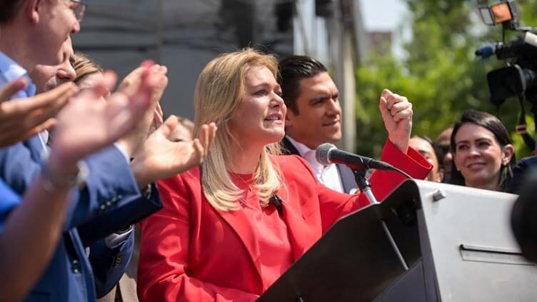 La gobernadora Maru Campos denuncia desde la CDMX un intento del Gobierno Federal por fabricarle un caso penal fuera de la ley.
