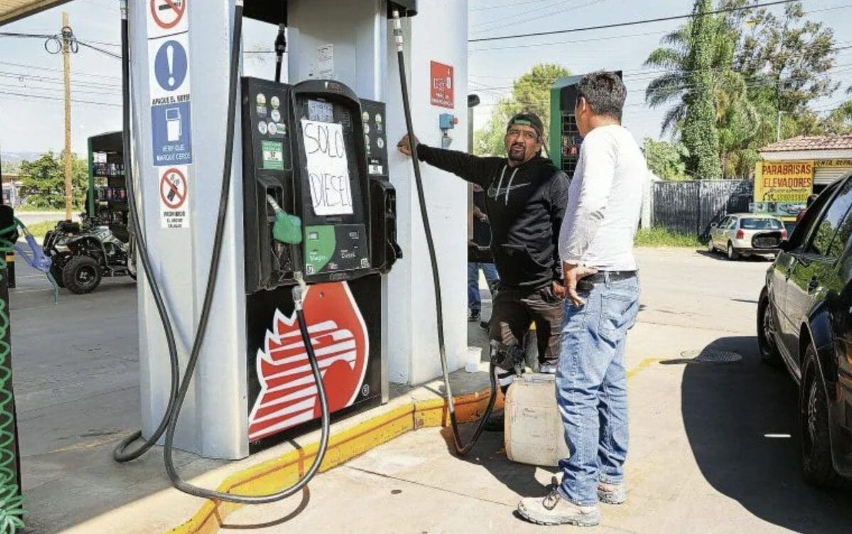 El secretario Santiago de la Peña alertó por un posible desabasto de gasolina en Chihuahua y exigió respuesta de Pemex. Un monitoreo en cinco gasolineras confirmó suministro intermitente y riesgo de escasez durante el día.
