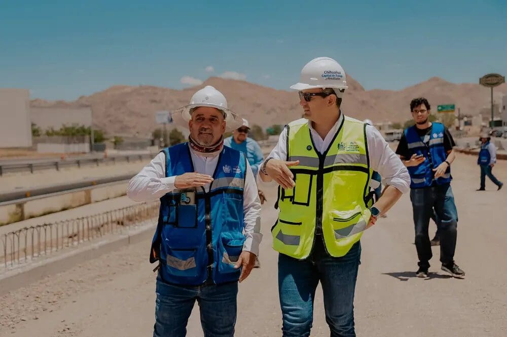 El alcalde de Chihuahua, Marco Bonilla, inspecciona la obra de los puentes gemelos en Los Nogales que alcanza el 70%.