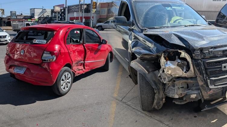 Se registra un choque múltiple de cinco vehículos en el cruce de Tecnológico y Sicómoro debido a una presunta falla en los semáforos del sector.