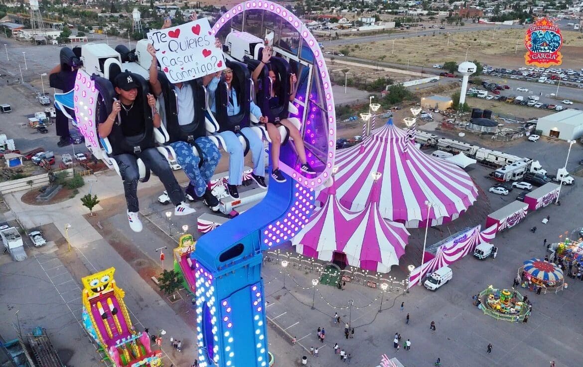 Joven pide matrimonio a su novia en el juego Poseidón de la Feria de Santa Rita en Chihuahua.