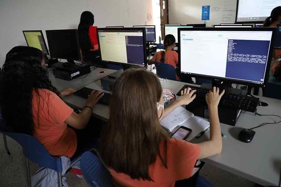 El mito del nativo digital y la trampa de los videojuegos educativos: por qué la tecnología en las aulas puede estar haciendo más daño que bien a los estudiantes, según neurocientíficos y docentes. Lee el análisis completo.
