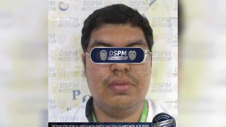 Un joven de 23 años fue detenido en Chihuahua por presuntamente crear un perfil falso en Facebook para solicitar fotos a sus víctimas y extorsionarlas. La Policía Municipal lo atrapó en flagrancia en un centro comercial. Conoce todos los detalles aquí.
