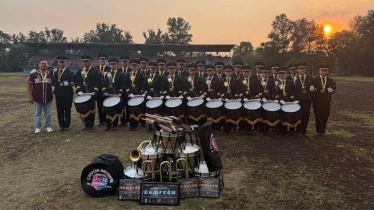 El CBTis 122 de Chihuahua conquistó el tricampeonato en el concurso de bandas de guerra Calderón Escolarizado. Tres reconocimientos individuales complementan el triunfo colectivo. Conoce a los campeones aquí.

