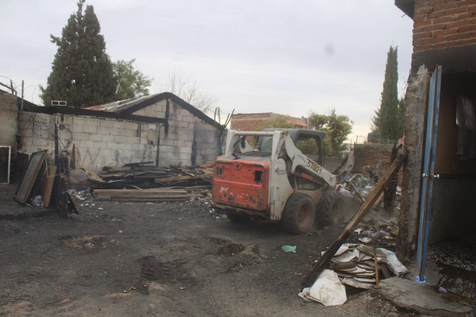 El Gobierno Municipal de Chihuahua apoyó con maquinaria pesada el retiro de nueve toneladas de residuos en una vivienda incendiada en la colonia División del Norte. Conoce cómo solicitar este tipo de apoyo si lo necesitas.

