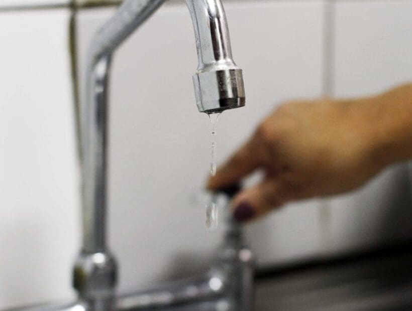 Vecinos de las colonias San José, Lourdes y Santa Elena en Chihuahua denuncian una semana con baja presión de agua en el tandeo. Los tinacos no se llenan y no hay solución. Conoce los números de reporte aquí.
