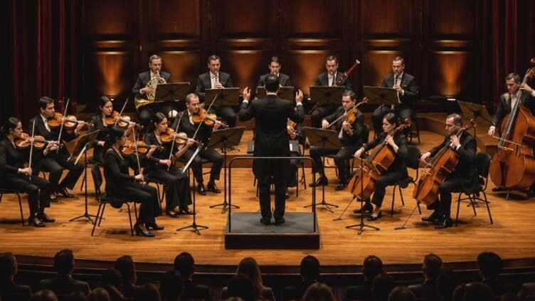 La Orquesta Filarmónica del Estado de Chihuahua presenta Ópera Viva, un concierto con piezas de Mozart, Puccini y Rossini.