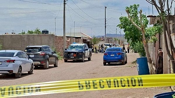 Una mujer de aproximadamente 37 años fue encontrada sin vida por su esposo en un domicilio de la colonia 11 de Febrero en Chihuahua. Policía Municipal y otras corporaciones acordonaron la zona e iniciaron las diligencias.
