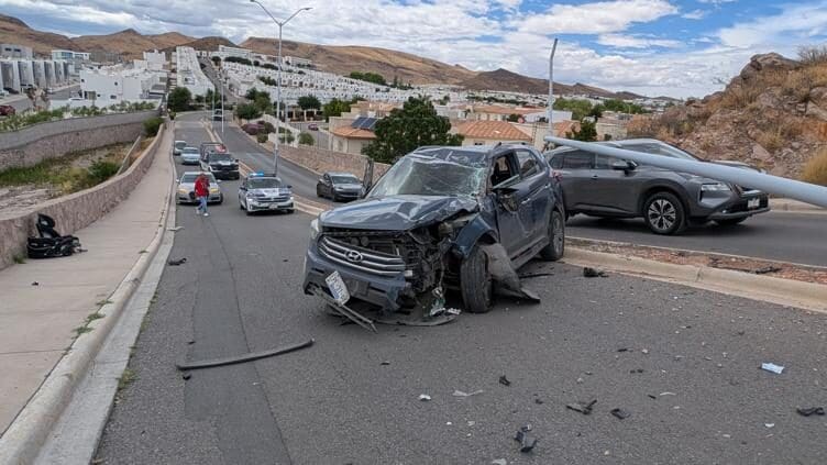 Una conductora protagonizó un aparatoso choque y volcadura sobre la calle Puente de Piedra en la zona de la Cantera de Chihuahua.