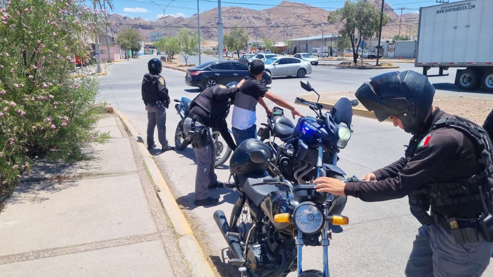 La Policía Municipal de Chihuahua desplegó a las unidades GOM y K9 para implementar filtros de revisión a motocicletas en la ciudad.