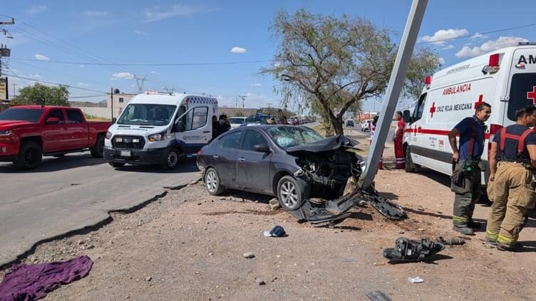 Una conductora en estado de ebriedad chocó contra una luminaria en la carretera Aldama-Chihuahua, dejando cuatro mujeres heridas.