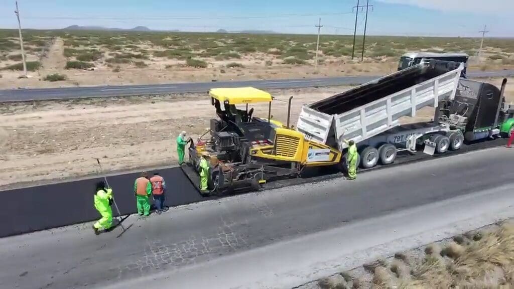 Tren de pavimentación renovará 33 kilómetros en la carretera Chihuahua-Juárez