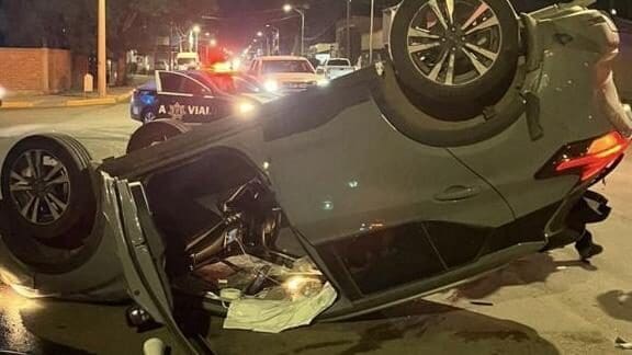 Cuatro jóvenes resultaron heridos tras una aparatosa volcadura de un Kia Río en la avenida de la Cantera, a la altura de La Haciendita.