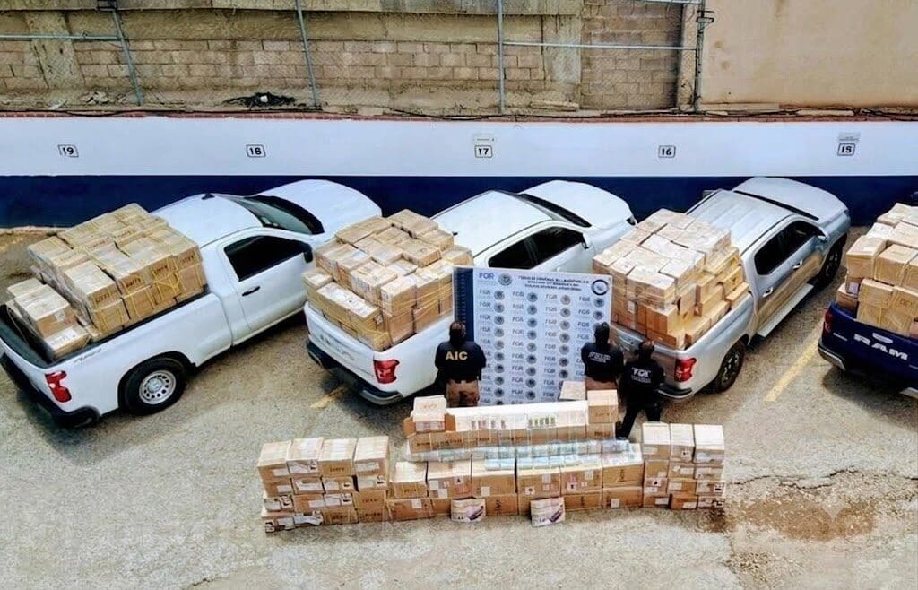La FGR aseguró más de 66 mil vapeadores en Chihuahua durante un cateo derivado de una investigación iniciada tras un decomiso previo.