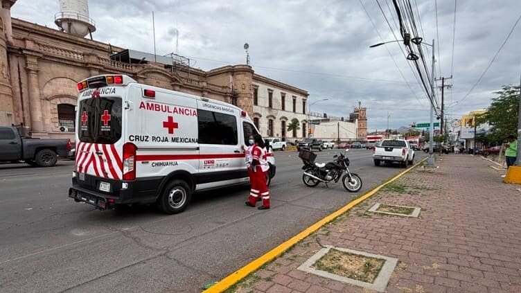 Un motociclista de la tercera edad resultó con fractura de costillas tras ser impactado por una camioneta en la avenida 20 de Noviembre.