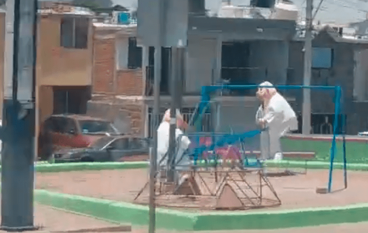 Dos botargas del Dr. Simi fueron captadas jugando en un sube y baja de la colonia Nueva España en Chihuahua y el video ya es viral.