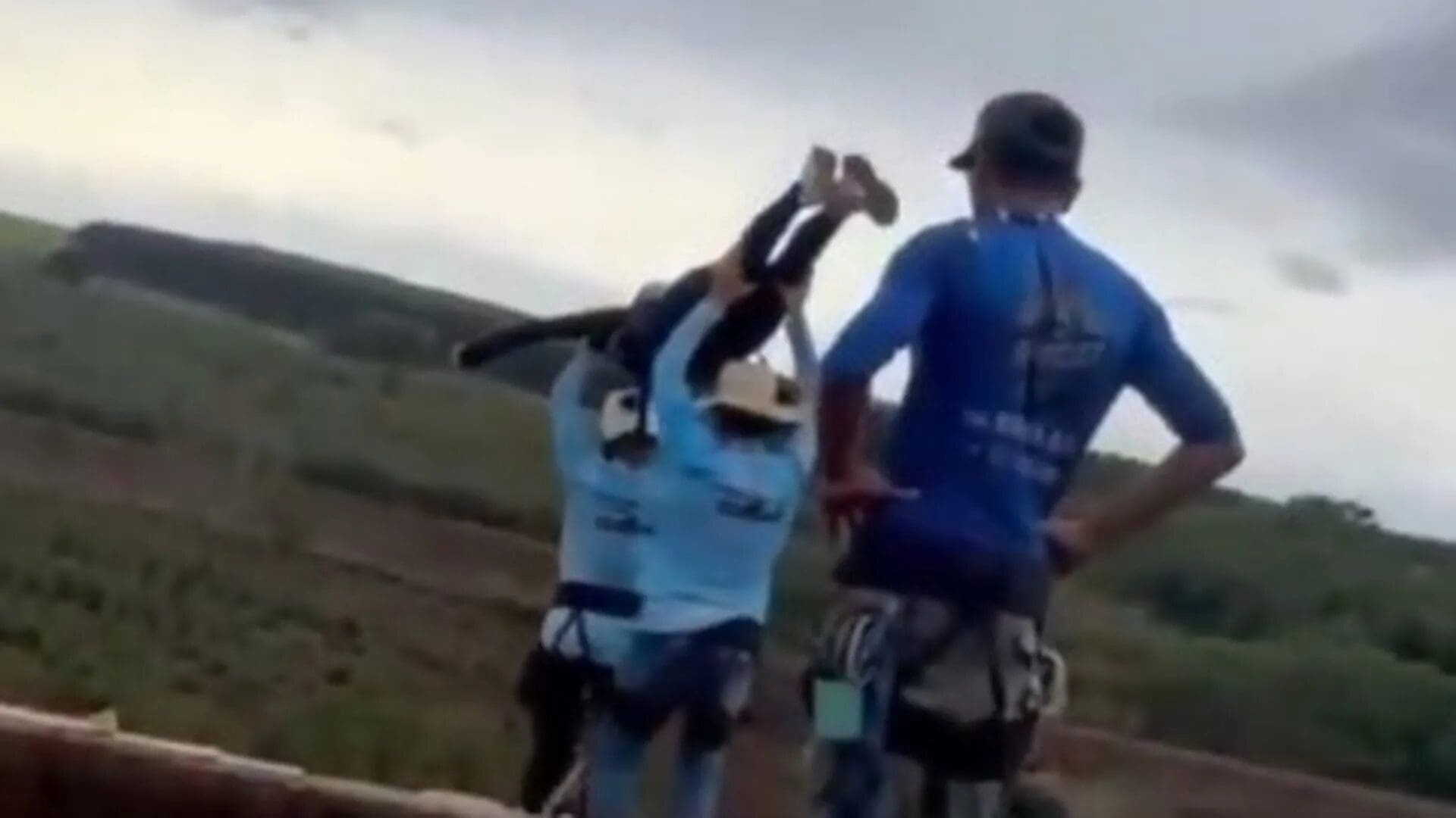Una joven de 21 años murió en Brasil tras realizar un salto extremo desde un puente sin que estuviera correctamente asegurada la cuerda de seguridad.