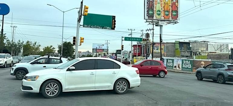 Semáforos apagados en la avenida Ortiz Mena provocaron conatos de choque y confusión entre automovilistas en Chihuahua.